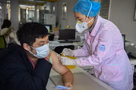 Tiêm chủng vaccine ngừa COVID-19 cho người dân tại tỉnh Liêu Ninh, Trung Quốc, ngày 13/1/2021. (Ảnh: THX/TTXVN)