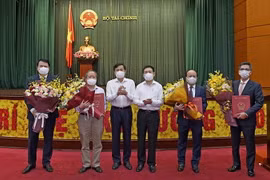 Phó Thủ tướng Lê Minh Khái (thứ ba từ trái sang) và Bộ trưởng Hồ Đức Phớc (thứ tư từ trái sang) chụp ảnh với hai Thứ trưởng nhận quyết định nghỉ hưu và hai tân Thứ trưởng. (Nguồn: thoibaotaichinhvietnam.vn)