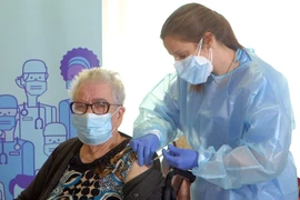 Một cụ bà được tiêm vaccine ngừa COVID-19 tại L'Hospitalet de Llobregat, Tây Ban Nha ngày 27/12/2020. (Ảnh: AFP/TTXVN)