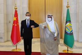 Tổng Thư ký GCC Nayef bin Falah Al-Hajraf và Bộ trưởng Ngoại giao Trung Quốc Vương Nghị tại cuộc gặp. (Nguồn: CGTN)