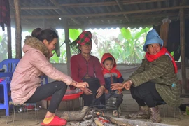 Người dân sinh sống trên khu vực đỉnh đèo Pha Đin,Điện Biên đốt lửa sưởi ấm ngay từ sáng sớm. (Ảnh: Xuân Tiến-TTXVN)