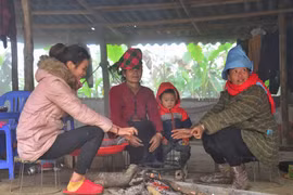Người dân sinh sống trên khu vực đỉnh đèo Pha Đin,Điện Biên đốt lửa sưởi ấm ngay từ sáng sớm. (Ảnh: Xuân Tiến-TTXVN)