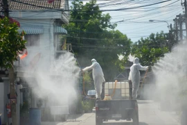 Phun thuốc khử trùng nhằm ngăn chặn sự lây lan của dịch COVID-19 tại Bangkok, Thái Lan ngày 15/5/2021. (Ảnh: THX/TTXVN)