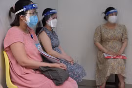 Các thai phụ đăng ký tiêm vaccine phòng COVID-19 tại Bệnh viện Hùng Vương Thành phố Hồ Chí Minh ngày 12/8. (Ảnh: TTXVN phát)