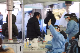 Một điểm lấy mẫu xét nghiệm COVID-19 tại Seoul, Hàn Quốc ngày 25/12/2020. (Ảnh: Yonhap/TTXVN)