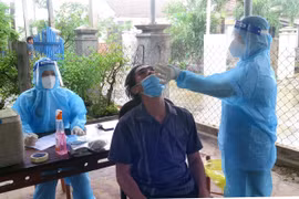 Lấy mẫu xét nghiệm SARS-CoV-2 sàng lọc cộng đồng tại thị xã Đông Hòa (tỉnh Phú Yên). (Ảnh: Xuân Triệu/TTXVN)