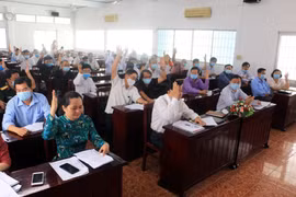 Các đại biểu biểu quyết thông qua cơ cấu, thành phần, số lượng người ứng cử đại biểu HĐND tỉnh Vĩnh Long nhiệm kỳ 2021 - 2026. (Ảnh: Phạm Minh Tuấn-TTXVN)