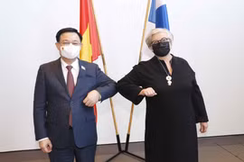 Chủ tịch Quốc hội Phần Lan Anu Vehvilainen chào đón Chủ tịch Quốc hội Vương Đình Huệ. (Ảnh: Doãn Tấn/TTXVN)