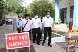Đoàn công tác kiểm tra khu vực cách ly điều trị COVID-19 tại Bến Tre. (Ảnh: Huỳnh Phúc Hậu/TTXVN)