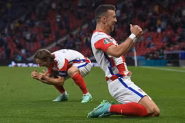 Hai lão tướng kỳ cựu của Croatia Ivan Perisic (phải) và Luka Modric mừng chiến thắng quan trọng của đội nhà trong trận đấu lượt cuối bảng D gặp Scotland. (Ảnh: AFP/TTXVN)