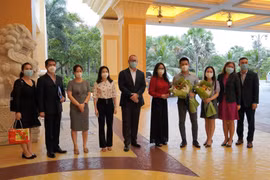 Đại diện lãnh đạo Sở Du lịch tỉnh Bà Rịa - Vũng Tàu, huyện Xuyên Mộc cùng tập thể lãnh đạo The Grand Hồ Tràm Resort & Casino chào đón những vị khách đầu tiên đến nghỉ dưỡng tại The Grand Hồ Tràm Resort & Casino. (Ảnh: Huỳnh Ngọc Sơn/TTXVN)