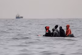 Người di cư bất hợp Pháp di chuyển từ Pháp vào Anh qua Eo biển Manche ngày 27/8/2020. (Ảnh: AFP/TTXVN)