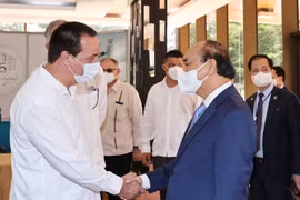 Chủ tịch nước Nguyễn Xuân Phúc với cán bộ Trung tâm Nghiên cứu Di truyền và Công nghệ sinh học Cuba. (Ảnh: Thống Nhất/TTXVN)