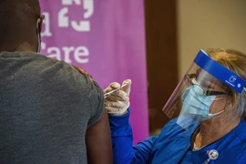 Nhân viên y tế tiêm vaccine phòng COVID-19 cho người dân tại Hartford, Connecticut, Mỹ, ngày 4/1/2021. (Ảnh: AFP/TTXVN)