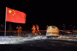Ngày 17/12/2020, tàu vụ trũ Thường Nga 5 của Trung Quốc đã trở về Trái Đất, kết thúc hành trình khám phá Mặt Trăng cũng như mang về các mẫu đất đá thu thập được từ hành tinh này. (Ảnh: THX/TTXVN)