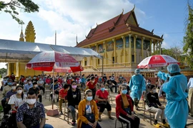 Người dân xếp hàng chờ tiêm vaccine ngừa COVID-19 tại Phnom Penh, Campuchia. (Ảnh: AFP/TTXVN)