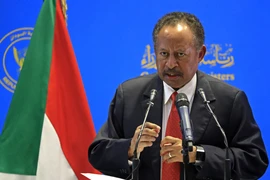 Thủ tướng Sudan Abdalla Hamdok trong cuộc họp báo tại Khartoum, ngày 15/8/2021. (Ảnh: AFP/TTXVN)