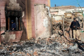 Binh sỹ Pakistan gác tại hiện trường một vụ tấn công do các phiến quân tiến hành tại huyện Karak, tỉnh Peshawar, Pakistan, ngày 31/12/2020. (Ảnh: AFP/TTXVN)