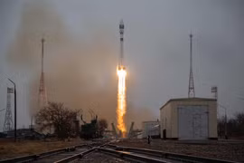 Rên lửa Soyuz của Nga mang theo các vệ tinh rời bệ phóng ở sân bay vũ trụ Baikonur tại Kazakhstan ngày 22/3/2021. (Ảnh: AFP/TTXVN)