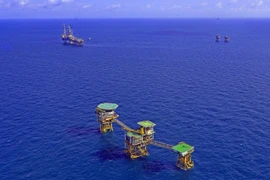 Các dàn khoan dầu tại mỏ Bạch Hổ của Liên doanh Việt-Nga Vietsovpetro. Ảnh: Huy Hùng/TTXVN)