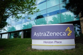 Logo của Công ty dược AstraZeneca tại trụ sở ở Luton, Anh. (Ảnh: THX/TTXVN)