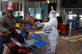 Bệnh viện Bình An, thành phố Rạch Giá, Kiên Giang thực hiện nghiêm việc phòng chống dịch COVID-19 khi tiếp nhận khám bệnh cho người dân. (Ảnh: Lê Huy Hải/TTXVN)