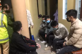 Công an Đà Nẵng tạm giữ người nhập cảnh trái phép để điều tra ngày 21/12/2020. (Ảnh: TTXVN phát)