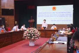 Thứ trưởng Bộ Nội vụ Trần Anh Tuấn làm việc với lãnh đạo tỉnh Điện Biên. (Ảnh: Xuân Tư/TTXVN)