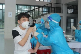 Học sinh có độ tuổi từ 12-14 được tiêm veccine mũi 1 tại điểm tiêm trường Chuyên Biên Hòa, tỉnh Hà Nam. (Ảnh: Đại Nghĩa/TTXVN) 