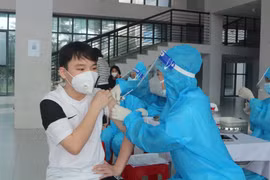Học sinh có độ tuổi từ 12-14 được tiêm veccine mũi 1 tại điểm tiêm trường Chuyên Biên Hòa, tỉnh Hà Nam. (Ảnh: Đại Nghĩa/TTXVN) 