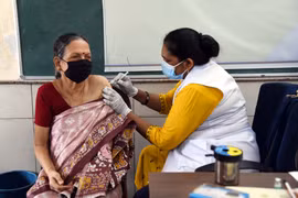 Nhân viên y tế tiêm vaccine ngừa COVID-19 cho người dân tại New Delhi, Ấn Độ ngày 25/6/2021. (Ảnh: THX/TTXVN)