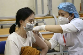 Học sinh lớp 9 trường THCS Thanh Quan, quận Hoàn Kiếm, Hà Nội được tiêm vaccine phòng COVID-19, chiều 27/11. (Ảnh: Tuấn Đức/TTXVN)