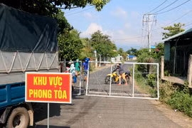 Phong tỏa xóm 1, thôn Phú Hòa, xã Hàm Trí (huyện Hàm Thuận Bắc) sau khi có ca nghi nhiễm COVID-19. (Ảnh: Nguyễn Thanh/TTXVN)