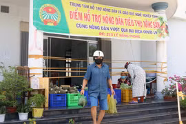 Người dân đến mua hàng nông sản tại Trung tâm hỗ trợ Nông dân và Giáo dục nghề nghiệp tỉnh Kiên Giang. (Ảnh: Lê Huy Hải/TTXVN)