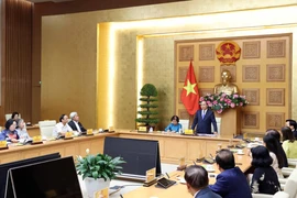 Thủ tướng Nguyễn Xuân Phúc gặp mặt các đại biểu, nhà hảo tâm đồng hành cùng Quỹ học bổng Vừ A Dính. (Ảnh: Thống Nhất/TTXVN)