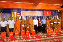 Bà Trương Thị Ngọc Ánh, Phó Chủ tịch Ủy ban Trung ương Mặt trận Tổ quốc Việt Nam tặng quà cho các vị sư sãi, Achar huyện Tri Tôn, tỉnh An Giang. (Ảnh: Thanh Sang/TTXVN)