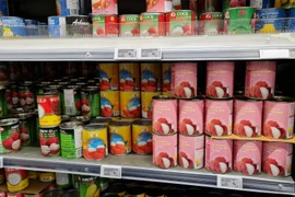 Những hộp vải “Made in Vietnam” đầu tiên được bày bán tại kệ siêu thị Tang Frères ở thủ đô Paris (Pháp). (Ảnh: TTXVN phát)