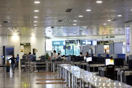 Hành khách làm thủ tục tại sân bay Nội Bài tháng 5/2021. (Ảnh: Huy Hùng/TTXVN)