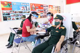 Các cán bộ, chiến sỹ, học viên trường Sỹ quan Kỹ thuật Quân sự Thành phố Hồ Chí Minh tham gia tình nguyện hiến máu nhân đạo. (Ảnh: Xuân Khu/TTXVN)