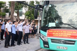 Đoàn cán bộ, y bác sỹ tình nguyện của Thanh Hóa lên đường chi viện cho miền Nam chống dịch COVID-19. (Ảnh: Hoa Mai/TTXVN)