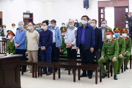 Bị cáo Đinh La Thăng cùng đồng phạm tại phiên xét xử. (Ảnh: Doãn Tấn/TTXVN)