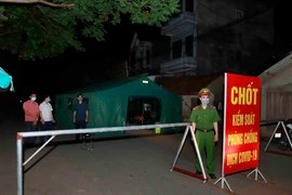 Chốt kiểm soát tại thôn Tiền Phong, xã Tân Phong huyện Bình Xuyên, Vĩnh Phúc. (Ảnh: Hoàng Hùng/TTXVN)