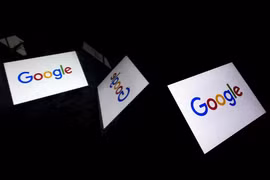 Biểu tượng Google trên màn hình máy tính bảng. (Ảnh: AFP/TTXVN)