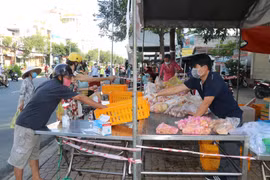 Cần Thơ mở thêm nhiều điểm bán thực phẩm ngoài đường phố giúp người dân thuận tiện mua sắm. Người mua và người bán giữ khoảng cách, không tiếp xúc trực tiếp để phòng, chống dịch. (Ảnh: Ngọc Thiện/TTXVN)