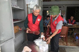 Các thành viên tại chốt sơ cấp cứu đang chuẩn bị những thiết bị cấp cứu khi có tai nạn xảy ra. (Ảnh: Tiến Vĩnh/TTXVN)