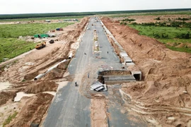 Tuyến đường chính trong Khu tái định cư Lộc An - Bình Sơn đang được hoàn thiện. (Ảnh: Công Phong/TTXVN)