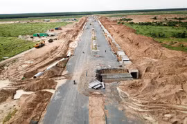 Tuyến đường chính trong Khu tái định cư Lộc An - Bình Sơn đang được hoàn thiện. (Ảnh: Công Phong/TTXVN)