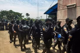 Cảnh sát được huy động sau vụ bạo động tại nhà tù ở Guayaquil, Ecuador, ngày 30/9/2021. (Ảnh: AFP/TTXVN)