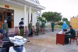 Các đối tượng xuất, nhập cảnh trái phép bị bắt giữ tại Đồn Biên phòng Mường Pồn (Bộ đội Biên phòng tỉnh Điện Biên). (Ảnh: TTXVN phát)
