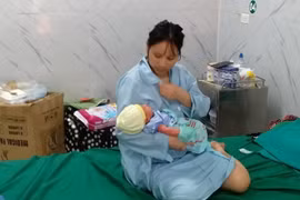 Sức khỏe của sản phụ và em bé ổn định, được các y bác sỹ chăm sóc chăm sóc và tiếp tục thực hiện cách ly theo đúng quy định. (Ảnh: TTXVN phát)